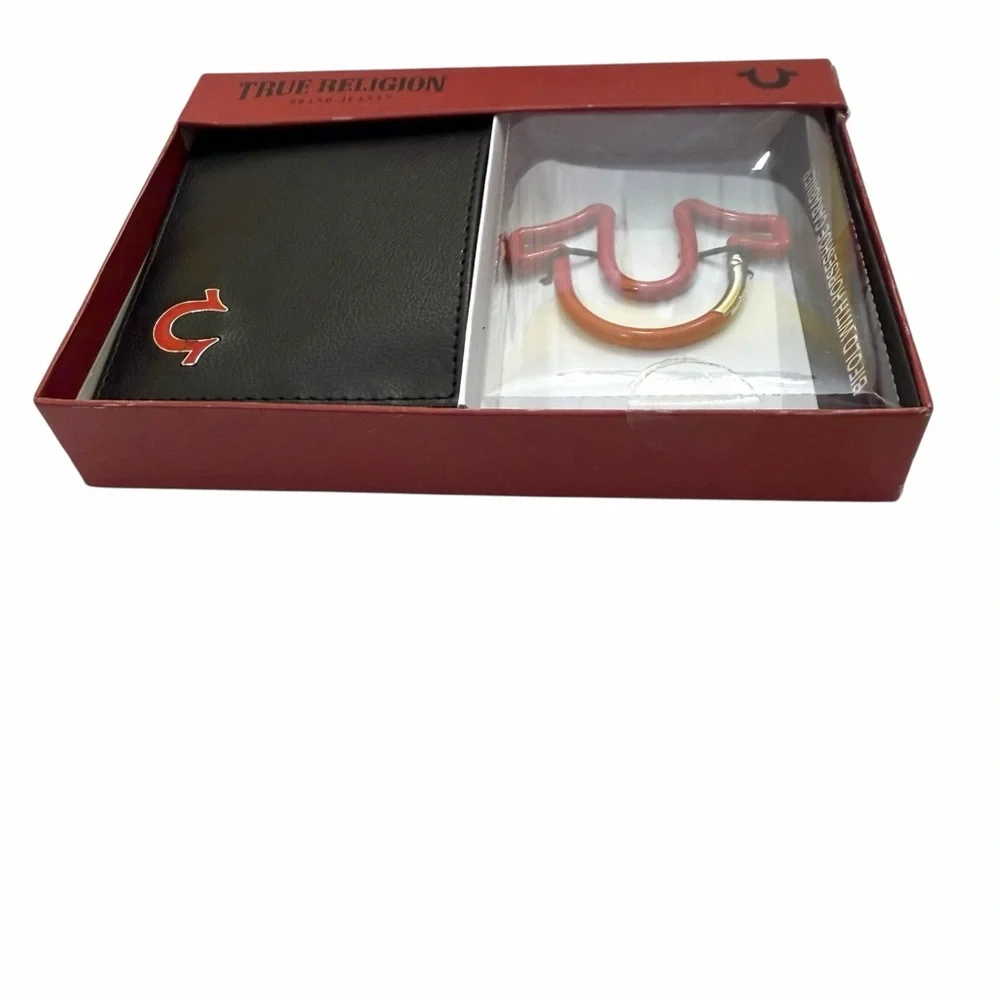 NIB True Religion Men’s Black Leather Bifold Wallet Red Horseshoe Carabiner Set